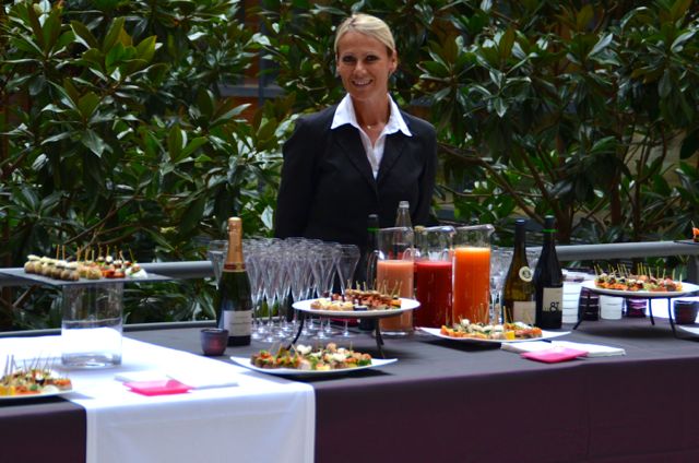 Le bar à jus frais côtoie le champagne le plus fin.