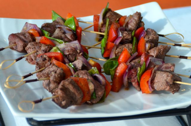 Les brochettes sont cuites sur place au barbecue ou à la plancha.