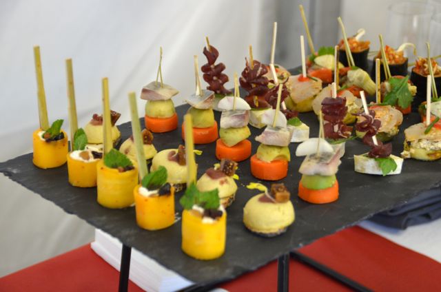 Servis sur ardoises ce buffet cocktail mixe couleurs et saveurs.