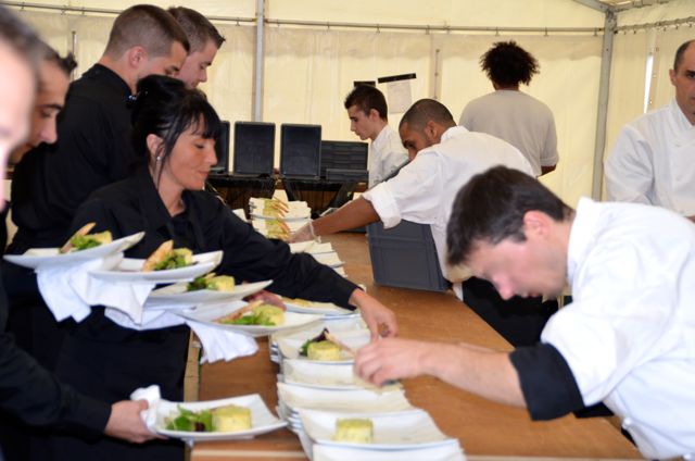 Les plats sont préparés sur place et servis à table.