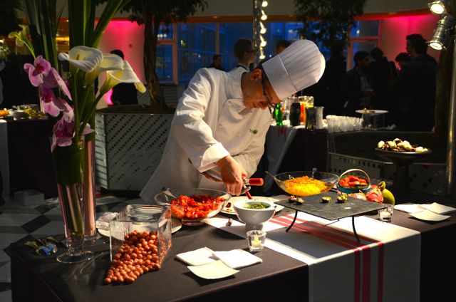 Certains plats et amuse-bouches sont préparés à la minute pour les invités.