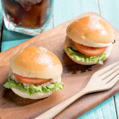 Des mini-hamburgers pour animer votre buffet cocktail à Saint Cloud ou Neuilly.